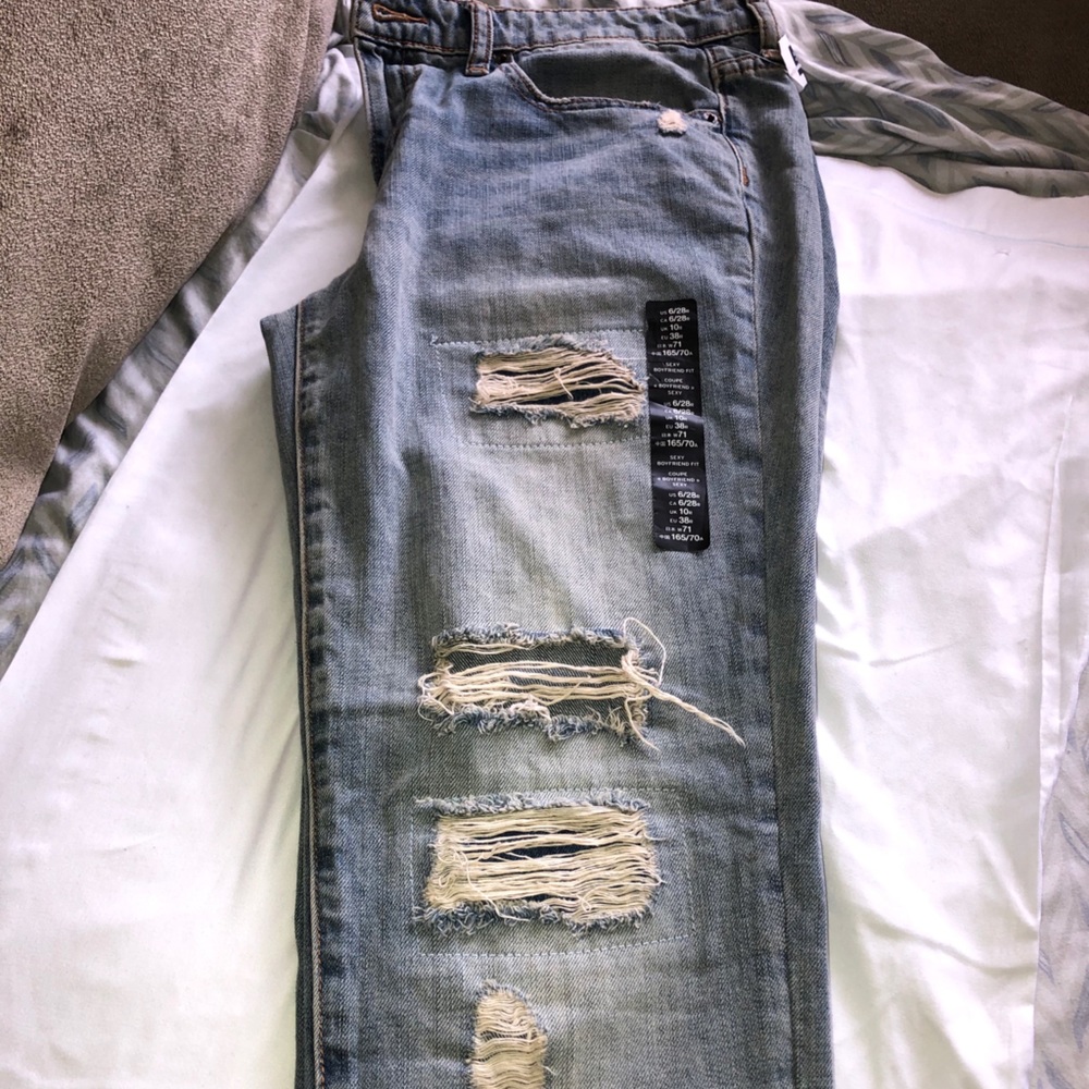 New never worn boyfriend jeans.